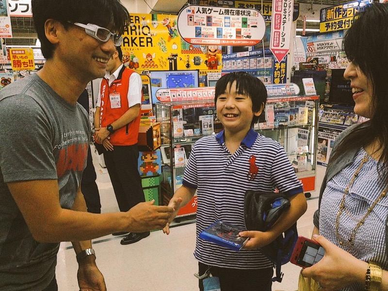 Illustration for article titled Hideo Kojima Sneaks Out, Signs Autographs